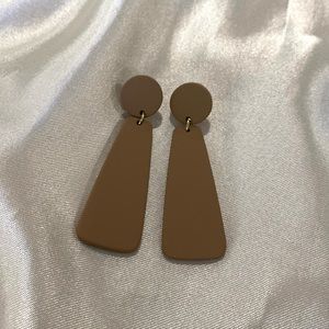 Lightweight dark beige earrings